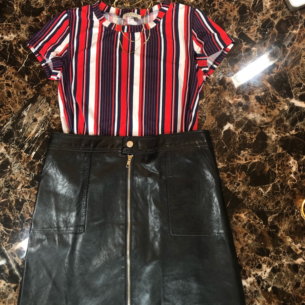 📌Red, Navy blue and White Vertical Striped Top